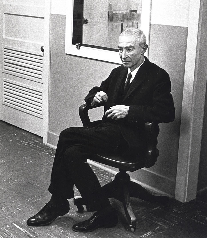 Oppenheimer_Robert_during_1965_visit_to_the_lab_PUB582981