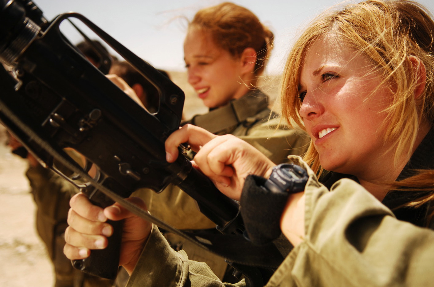 Flickr_-_Israel_Defense_Forces_-_Female_Soldiers_Unload_their_Weapons