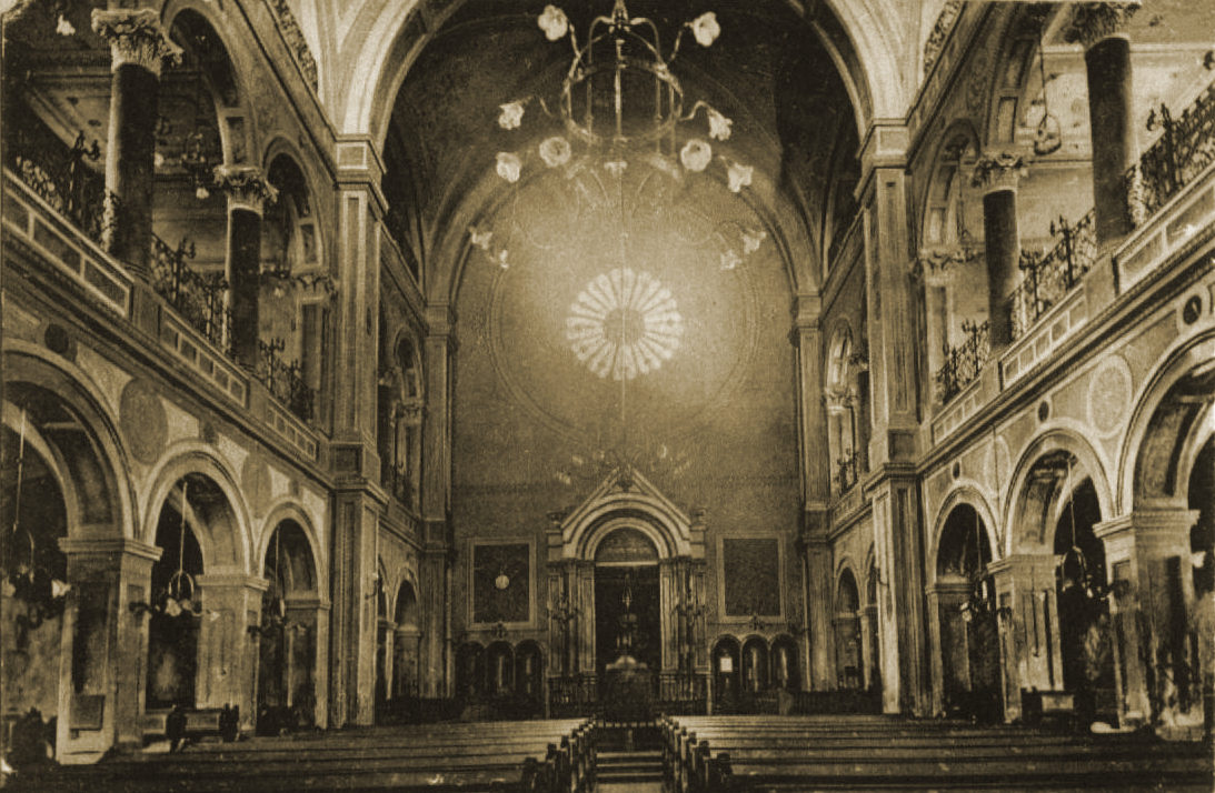 Pápa_synagogue_inside_old